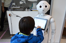 「Pepper」を操作しようといている息子