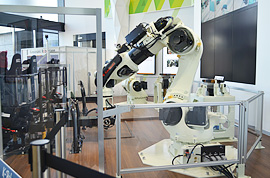 K-Roborideの展示スペースには、柵やカバーで、人が直接触れられないように
安全対策が施されています。
