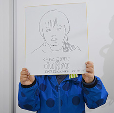 「duAro」による似顔絵作成の様子