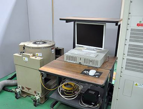 図8　単軸動電式振動試験装置「VS-300H-3」